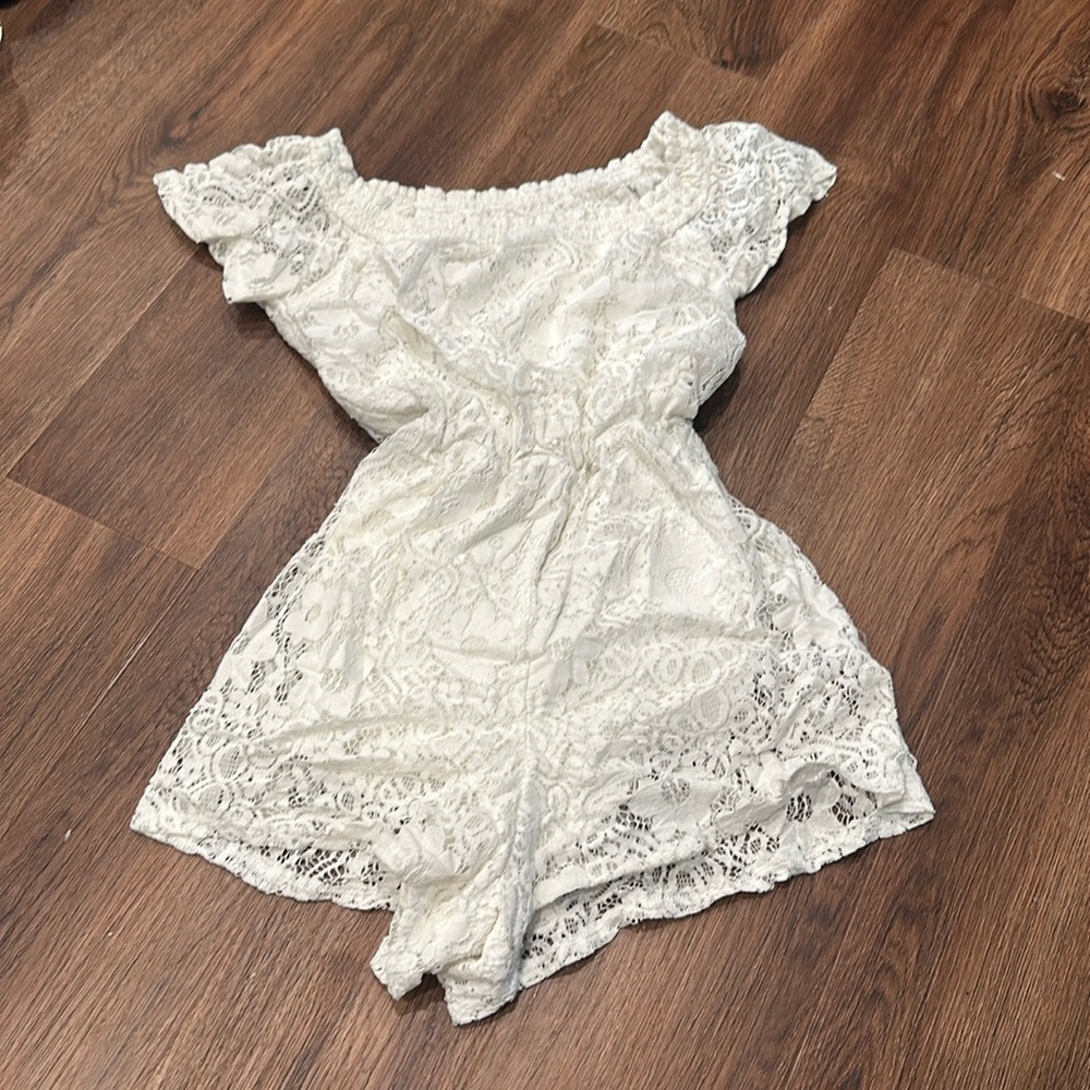 Xs cream Hollister romper. Can be on or off the shoulder. Built in shorts